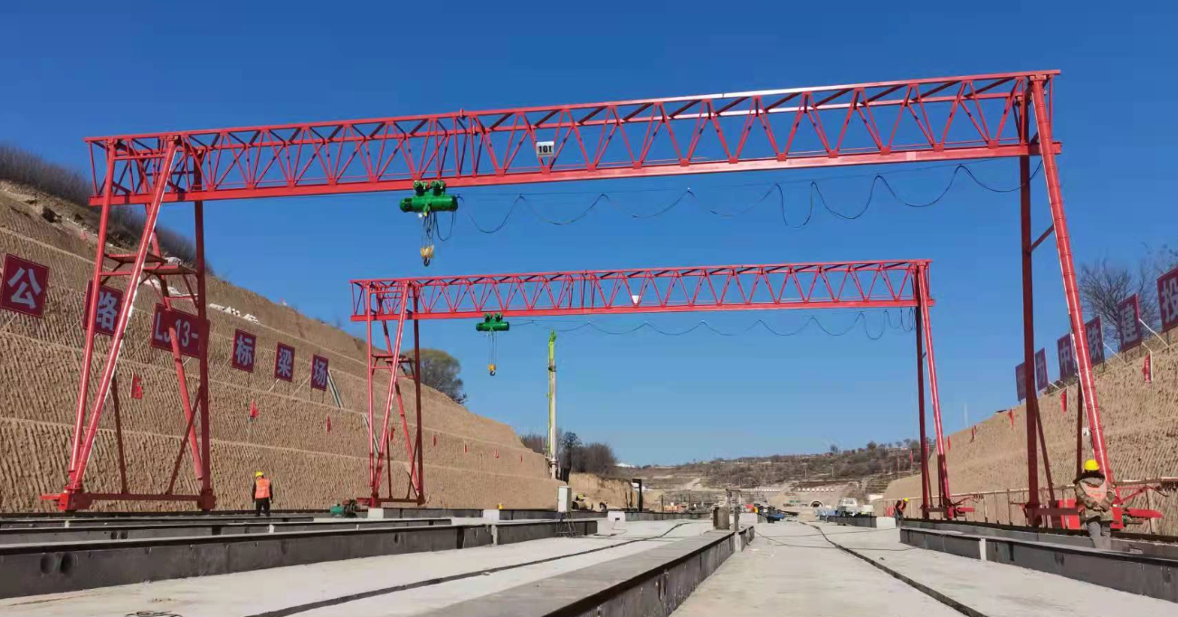 湖南長沙MH10T倒三角葫蘆龍門吊安裝完畢，開始工作